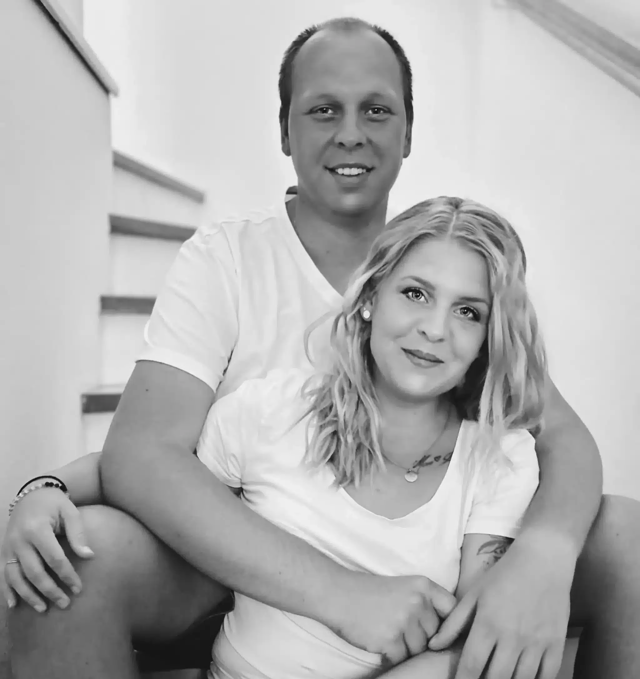 Daniel sitzt hinter Alexandra – gemeinsames FitLine Beraterpaar zeigt Zusammenhalt und Vertrauen